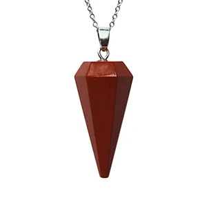 Primo piano dettagliato del ciondolo a pendolo in cristallo esagonale rosso con catena d'argento.