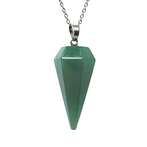 Ciondolo pendolo prisma esagonale in cristallo verde dettaglio, elegante gioiello collana gemma.