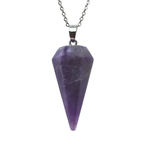 Collana con ciondolo pendente in cristallo di ametista naturale esagonale con catena.