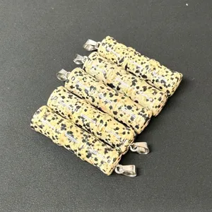 Naturstein Bambus Anhänger Schmuck Zubehör DIY Halskette Detailaufnahme mit gesprenkelter Textur