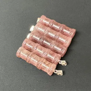 Detailansicht des rosafarbenen Kristall-Bambusanhaengers, ideal fuer DIY-Schmuck und Ketten.