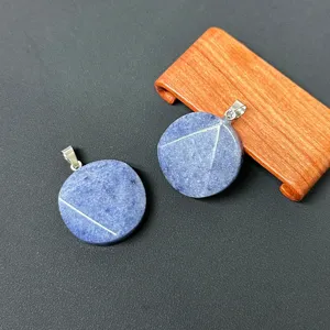Natürlicher Kristallstein runder Anhänger Halskette mit graviertem geometrischem Design