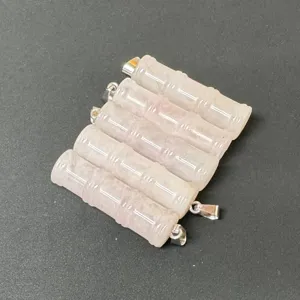 Detailansicht des rosa Kristall Bambus Anhängers, mit feiner Schnitztextur und stabiler Metallöse.