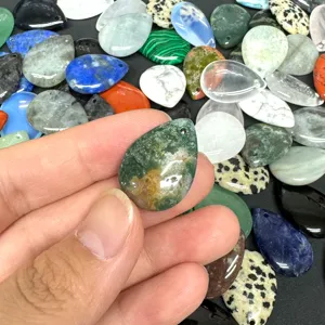Détail de pendentif en pierre de cristal naturelle, parfait pour bijoux DIY, collier, bracelet.