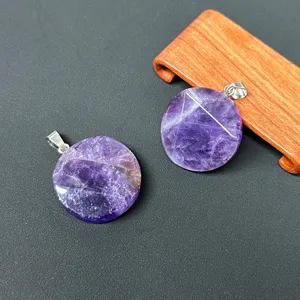 Natürlicher Amethyst runder Anhänger Halskette mit silberner Öse und Hexagramm Design.