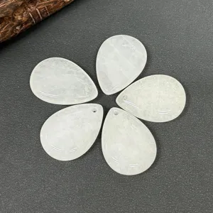 Pendentifs en cristal goutte de quartz clair vue détail pour fabrication de bijoux DIY.