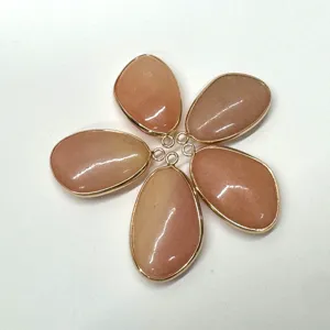 Detailopname van druppelvormige natuurstenen hangers met goudrand, ideaal voor DIY-sieraden maken.
