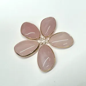 Natuurlijke rozenkwarts druppelhanger met gouden rand, ideaal voor DIY sieraden maken.