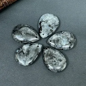 Détail pendentif pierre précieuse goutte, perle cristal naturel pour fabrication bijoux DIY.