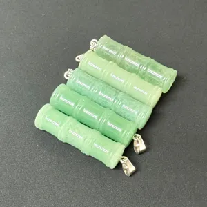 Detailansicht von fünf grünen Bambusanhängern, polierte Oberfläche, ideal für DIY Schmuck.