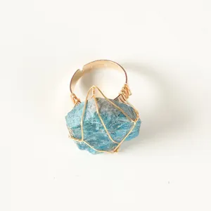 Anello in pietra grezza naturale avvolto in filo metallico regolabile gioielli da donna.