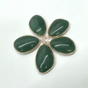 Gedetailleerd overzicht van groene druppelstenen hangers met gouden randen voor sieraden.