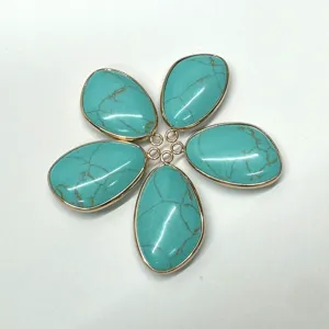 Druppelvormige turkoois edelsteen hanger detail met gouden rand, DIY sieraden accessoire stuk.