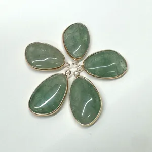 Groene edelsteen druppel goudrand hanger detailweergave voor DIY sieraden accessoires