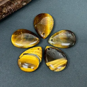 Vue détaillée de pendentifs en forme de goutte d'œil de tigre pour bijoux DIY faits main.