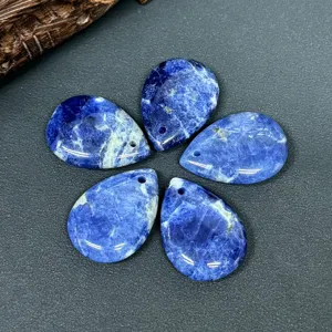 Pendents en pierre sodalite bleue naturelle goutte d'eau accessoires bijoux DIY détail.