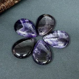 Gros plan détaillé de pendentifs en cristal améthyste violette en forme de goutte pour bijoux DIY.