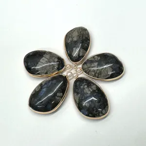 Natuursteen druppelhanger met gouden rand, perfect detailshot voor DIY sieraden maken.