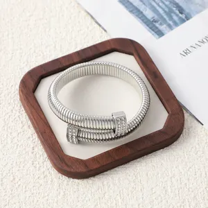 Vue detaillee du bracelet de strass en tube de ressort argente, collier punk tendance.