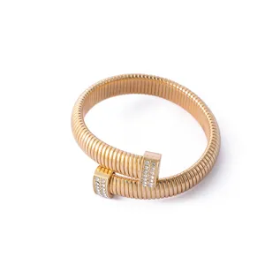 Bracelet spirale souple dore avec strass et collier ras de cou tendance pour les femmes.