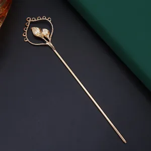 Dettaglio ravvicinato della forcina per capelli con giglio calla in lega dorata con nove anelli.