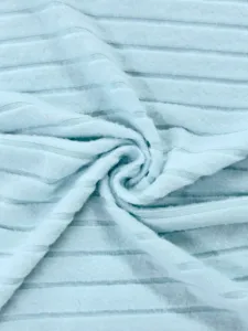 Vue détaillée du tissu en tricot côtelé doux pour l'ensemble de loungewear décontracté.