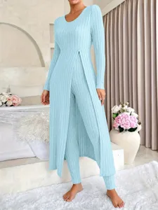 Ensemble de salon décontracté haut et pantalon fendu à manches longues en tricot côtelé.