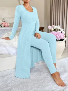 Ensemble de loungewear decontracté deux pièces haut fendu manches longues côtelé bleu.