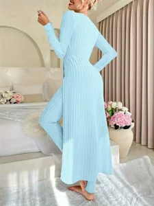 Vue détaillée de l'ensemble détente côtelé décontracté pour femme avec haut et pantalon bleu clair.