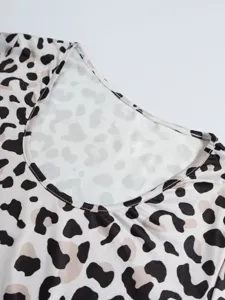 Gros plan sur les details du haut avec motif leoparde et col rond et coutures fines.