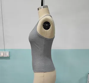 Graues geripptes Strick-Top, figurbetontes Y2K Unterhemd, ideal für Lagenlook und Alltag.