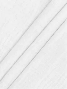 Gros plan sur les détails du tissu blanc texture douce et plis diagonaux propres.
