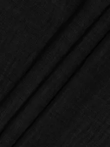 Détail de texture de tissu noir montrant des plis diagonaux et une surface tissée fine