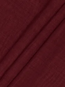 Vue detaille du tissu bordeaux presentant une texture douce pour vetement elegant.