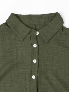 Détail de col de chemise vert olive avec boutons blancs, photo de produit minimaliste propre