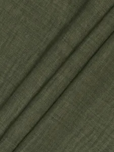 Gros plan sur le tissu vert foncé mettant en valeur une texture tissée et un beau tombé.