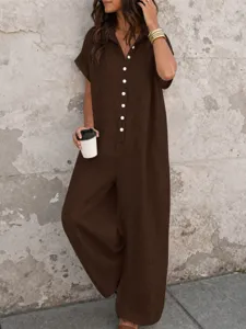 Vue détaillée d'une combinaison femme été casual unie boutonnée manches courtes marron.