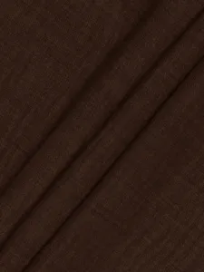 Vue de detail de la texture du tissu marron fonce avec des plis diagonaux et un tissage fin.