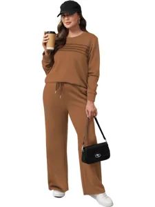 Casual brown two-piece set detail, long-sleeve sweatshirt and comfortable trousers.