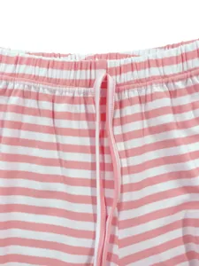 Nahaufnahme des elastischen Bunds von rosa-weiß gestreiften Rippstrick-Shorts mit Kordelzug.
