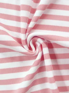 Nahaufnahme der rosa-weiß gestreiften Rippstoff-Textur, die weiches Strickmaterial zeigt.