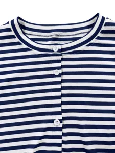 Nahaufnahme des Kragens und der weißen Knöpfe einer marineblauen gestreiften Strickjacke.