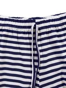 Nahaufnahme von Damen blau weiß gestreiften Rippshorts mit elastischem Bund und Kordelzug.