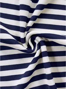 Detailansicht des blau-weißen gestreiften Rippstoffs, weiche und elastische Textur.