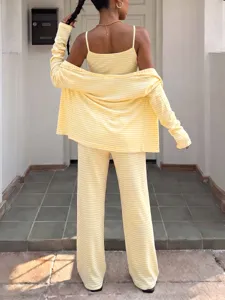 Detailansicht des gelb-weiss gestreiften dreiteiligen Hausanzugs mit Cardigan und Hose.