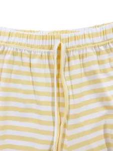 Nahaufnahme Detail von gelb weiss gestreiften Damen Rippstrickshorts Taillenbund Kordelzug.