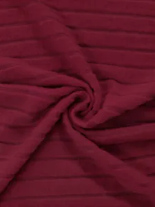 Detail du tissu en tricot côtelé rouge vin, texture douce et confortable pour vetement.
