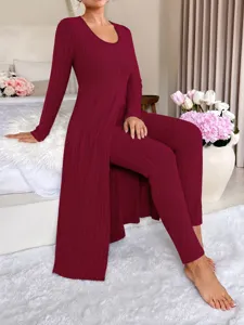 Ensemble de loungewear douillet pour femme haut fendu manches longues et pantalon côtelé.
