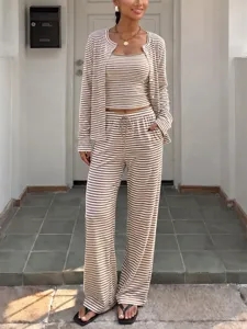 Nahaufnahme des gerippten, gestreiften Cardigans und Camisole-Sets an Model im Eingangsbereich.