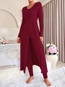 Ensemble loungewear bordeaux côtelé à manches longues et haut fendu avec pantalon chic.